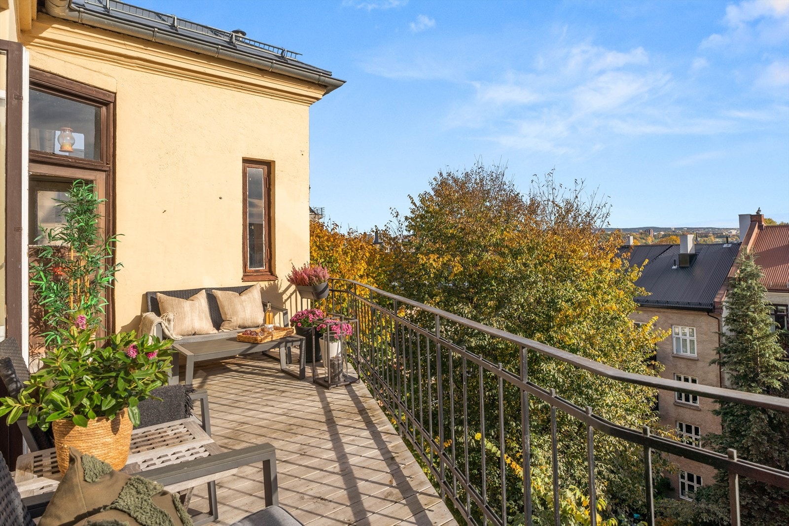 Herlig sydøstvendt balkong på ca. 10 m² med gode solforhold, vendt mot bakgården. Her kan du enkelt skape en koselig uteoase med utemøbler, beplantning og en gassgrill. Galleribilde