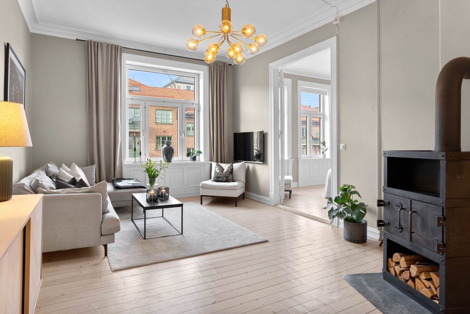 I stuen finner du en varm og innbydende peis, som skaper kos og ekstra varme på kalde dager. Galleribilde