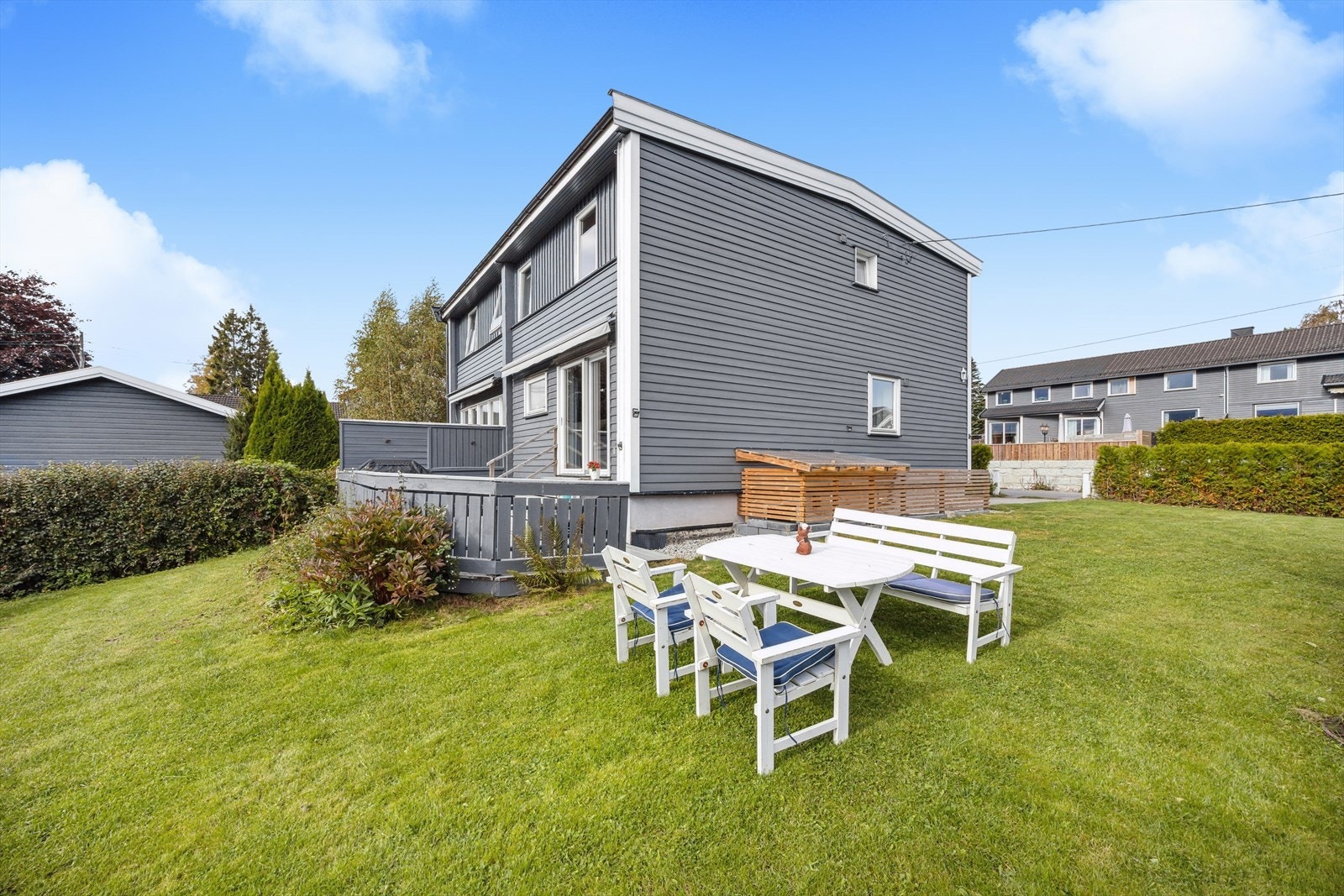 Halvparten av en vertikaldelt tomannsbolig som har en god planløsning fordelt over tre plan Galleribilde