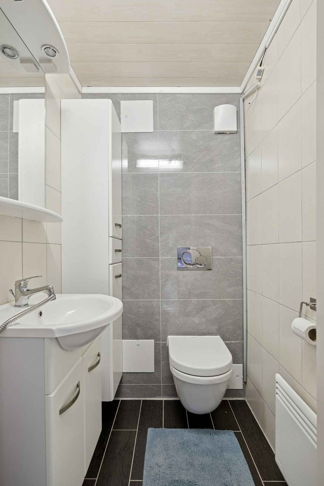 Toalettrom fra 2017 med fliser på gulv og malte flater på vegger og i himling. Rommet er innredet med vegghengt toalett og servant. Galleribilde