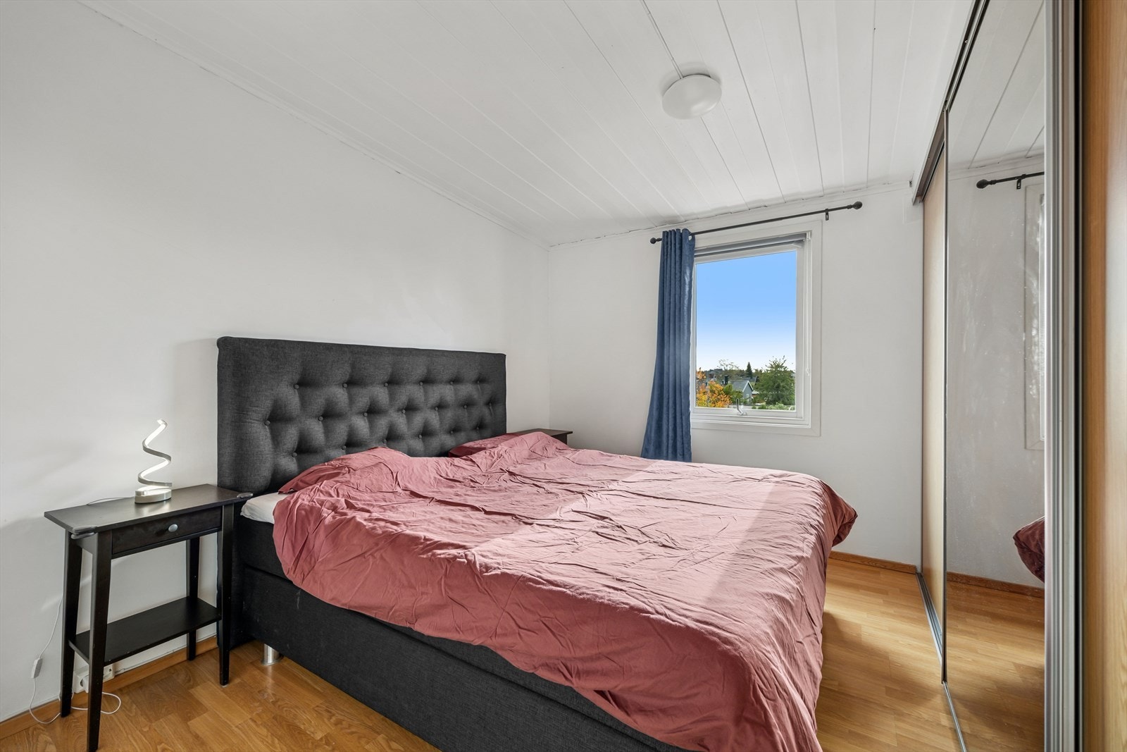 Videre byr eneboligen på fire gode soverom, alle beliggende samlet i 2. etasje. Galleribilde