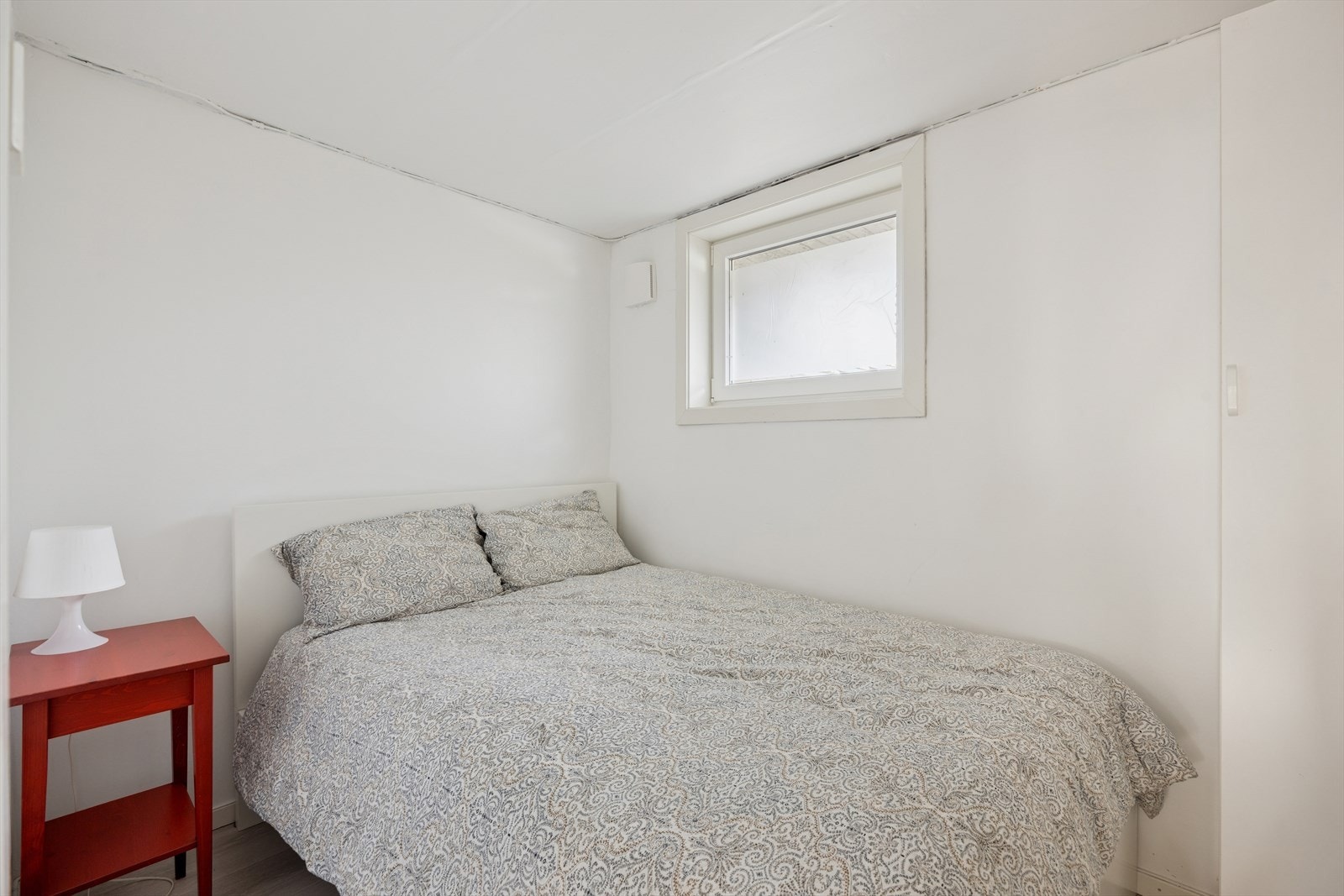 Romslig soverom med plass til dobbeltseng, tilhørende møblement og garderobeskap. Galleribilde