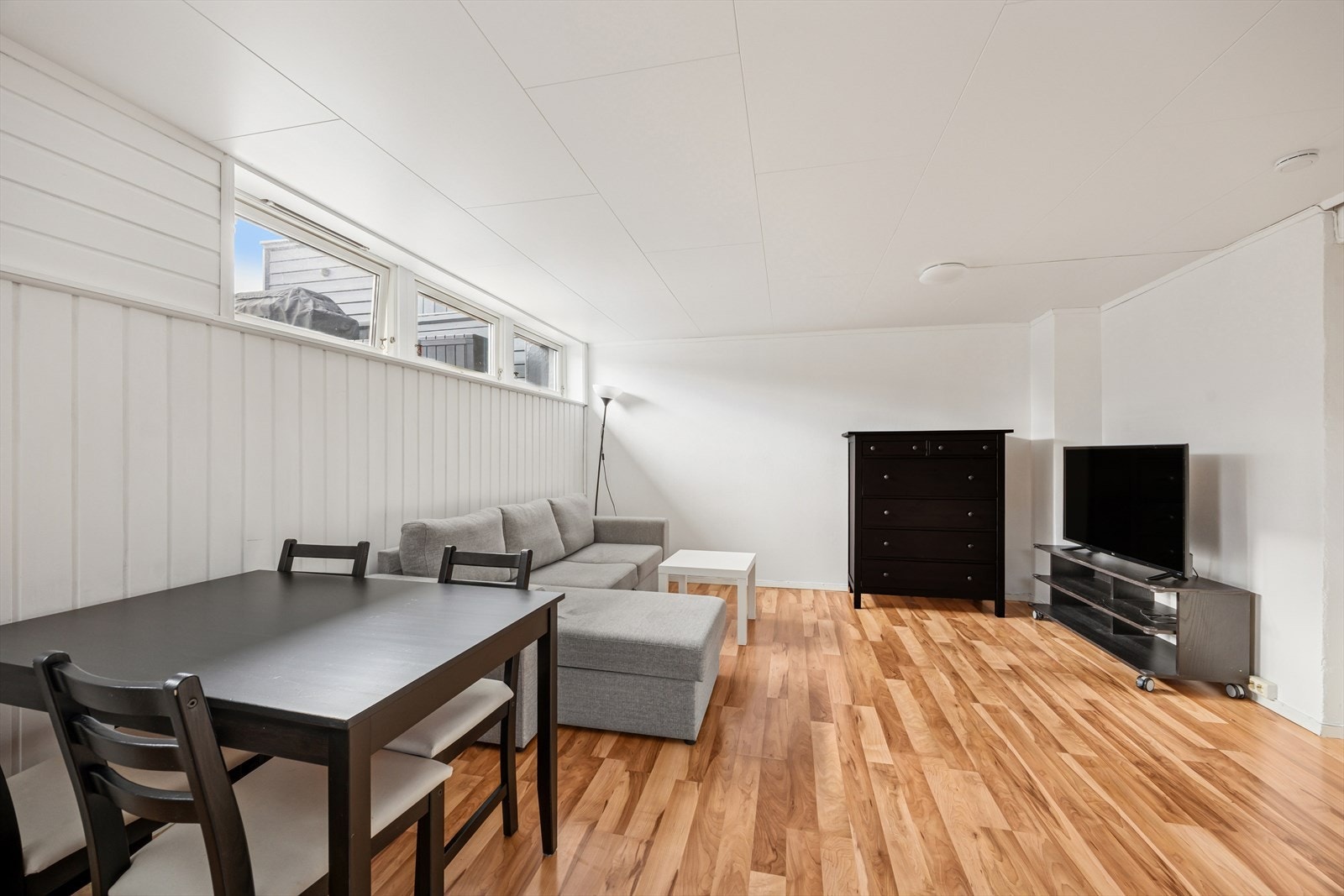 Kjelleretasjen er innredet med en hybel. Etasjen er ikke godkjent for varig opphold, se mer pkt. ferdigattest. Galleribilde