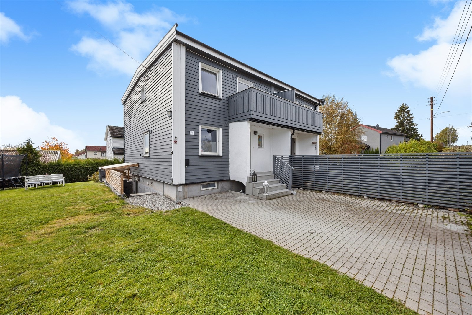 Lettstelt hage med gressplen, hekk, diverse beplantning, uteplass og belegningsstein foran inngangspartiet. Parkering i garasje, samt i asfaltert gårdsplass. Galleribilde