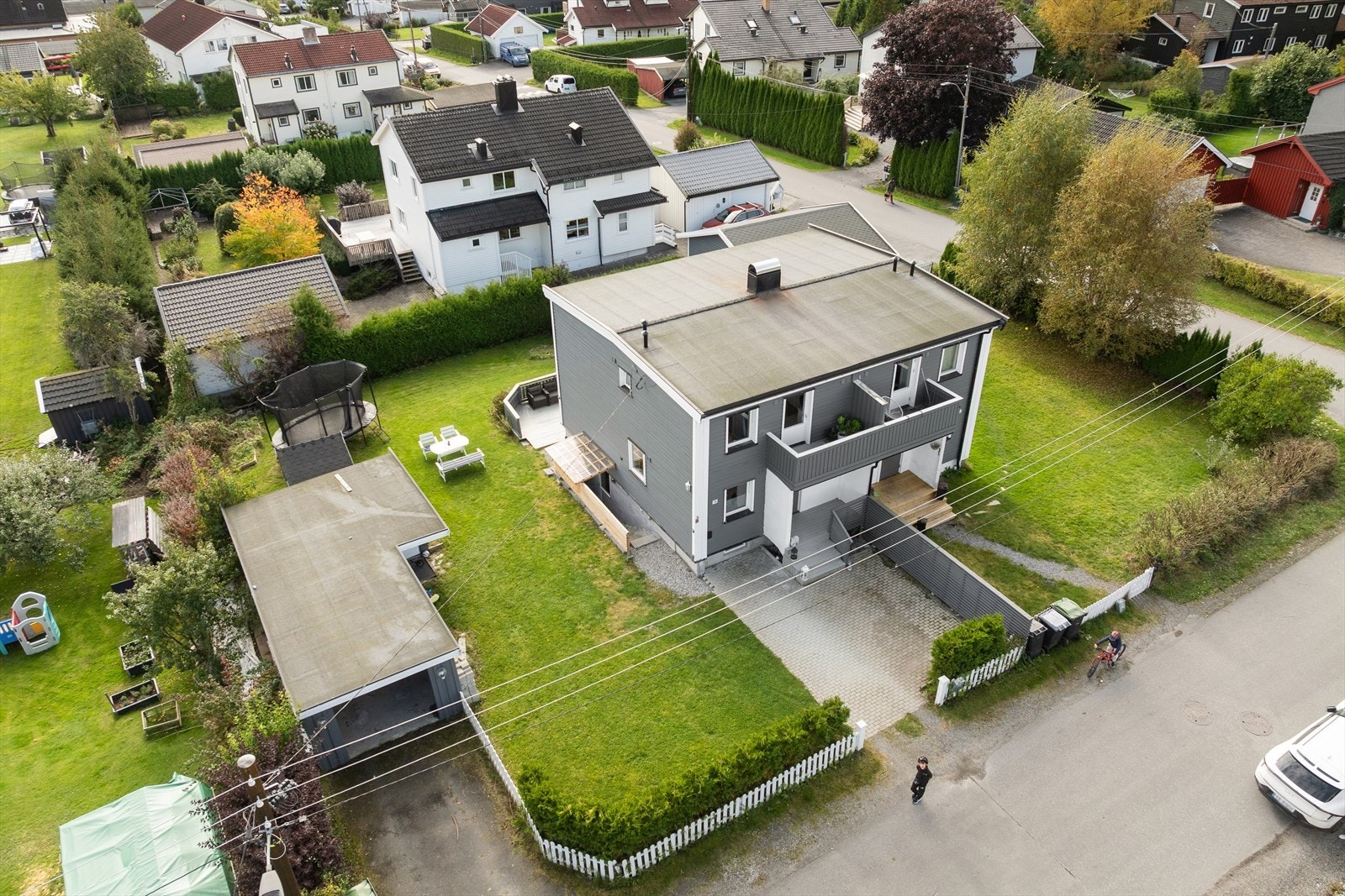 Eiendommen er beliggende barnevennlig og rolig til på Hebekk som er et attraktivt boområde. Galleribilde