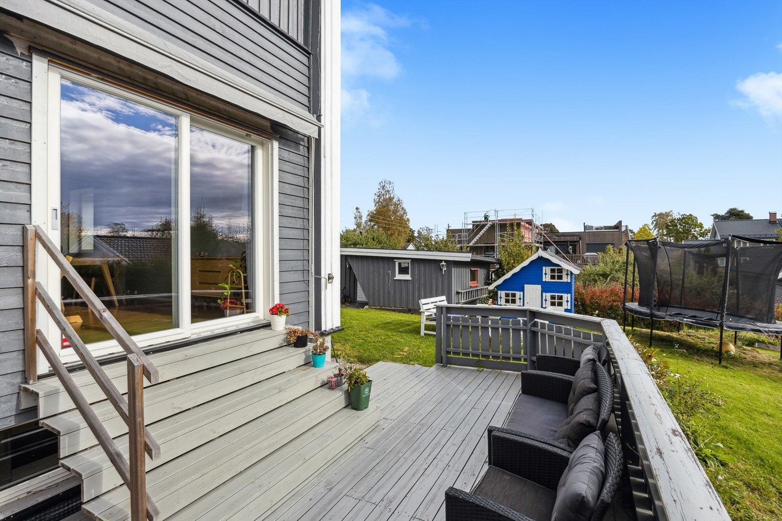 Treterrasse med gode solforhold med plass til hagemøbler og grill. Galleribilde