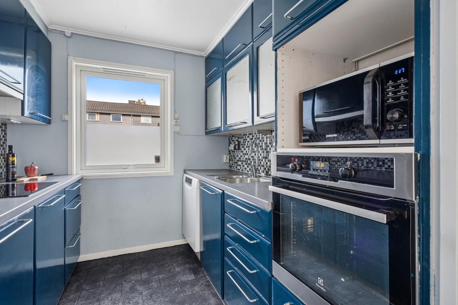 Kjøkkenet er innredet i en praktisk form, og har godt med både skap- og benkeplass. Galleribilde