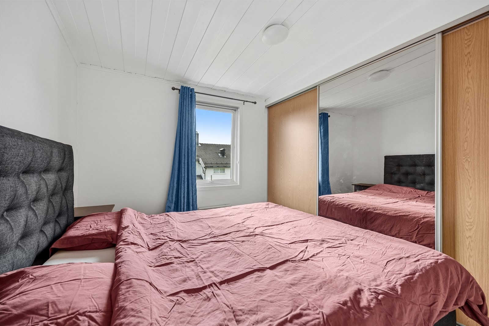 Hovedsoverommet har god plass til dobbeltseng, tilhørende møblement og stor skyvedørsgarderobe. Galleribilde