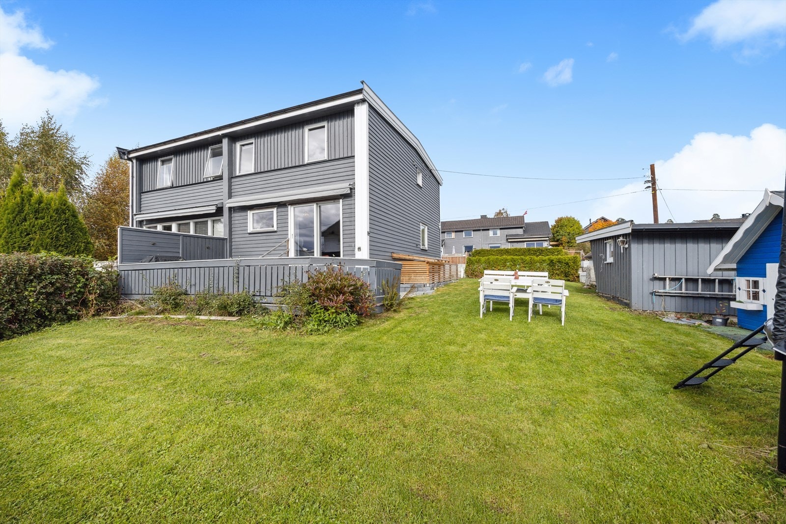 Herfra er det trygg og kort vei til barnehage, skole, dagligvare og busstopp. Galleribilde