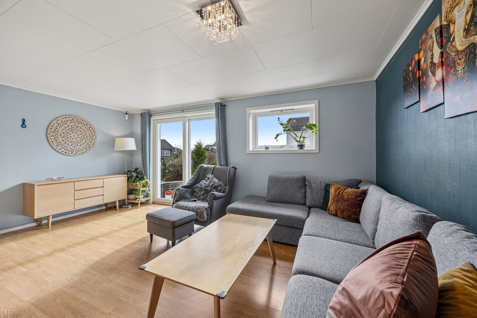 I stuen er flere store vindusflater som slipper inn mye naturlig lys og skaper en god atmosfære i rommet. Galleribilde