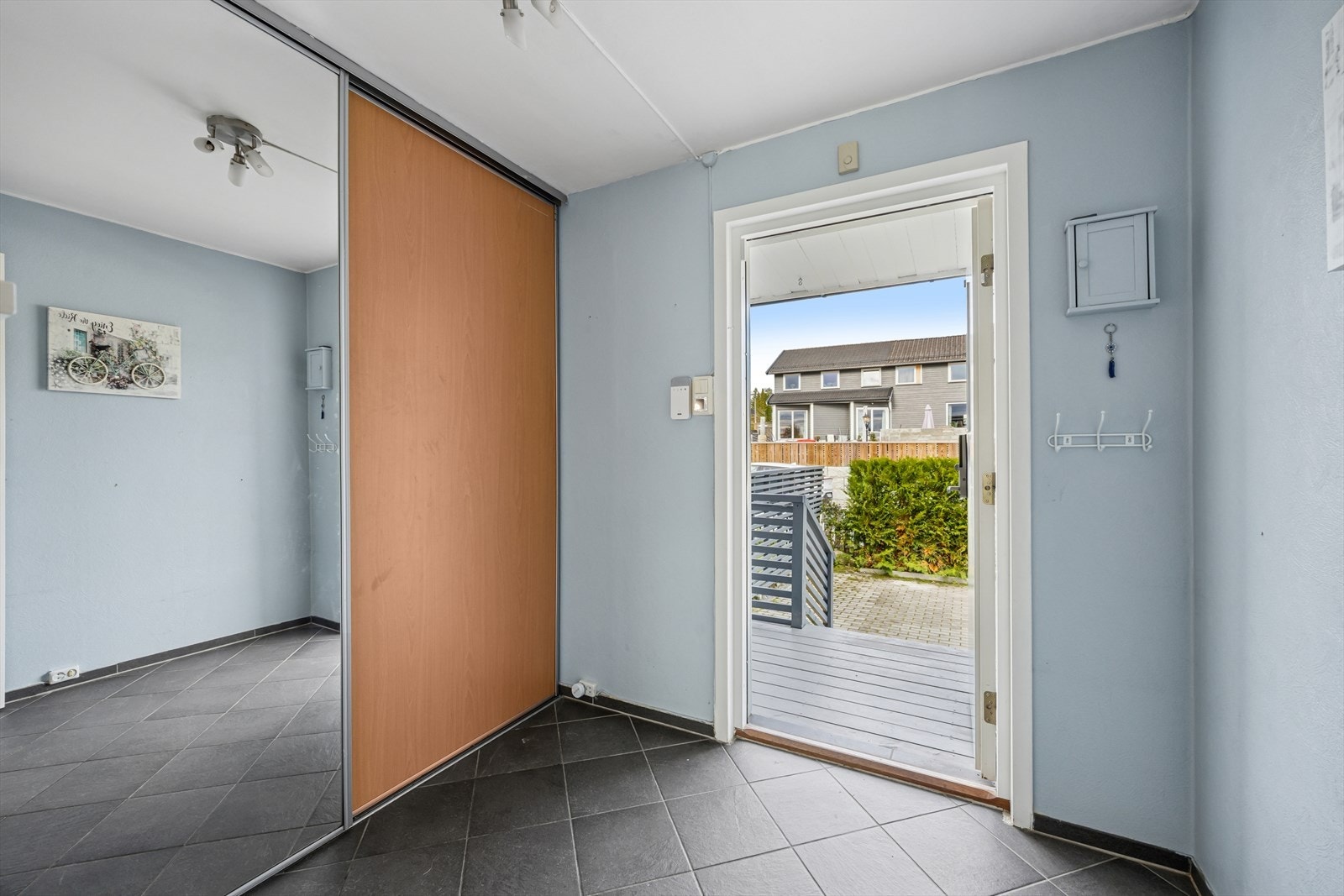 Her ønskes du velkommen inn i flislagt entré. Galleribilde