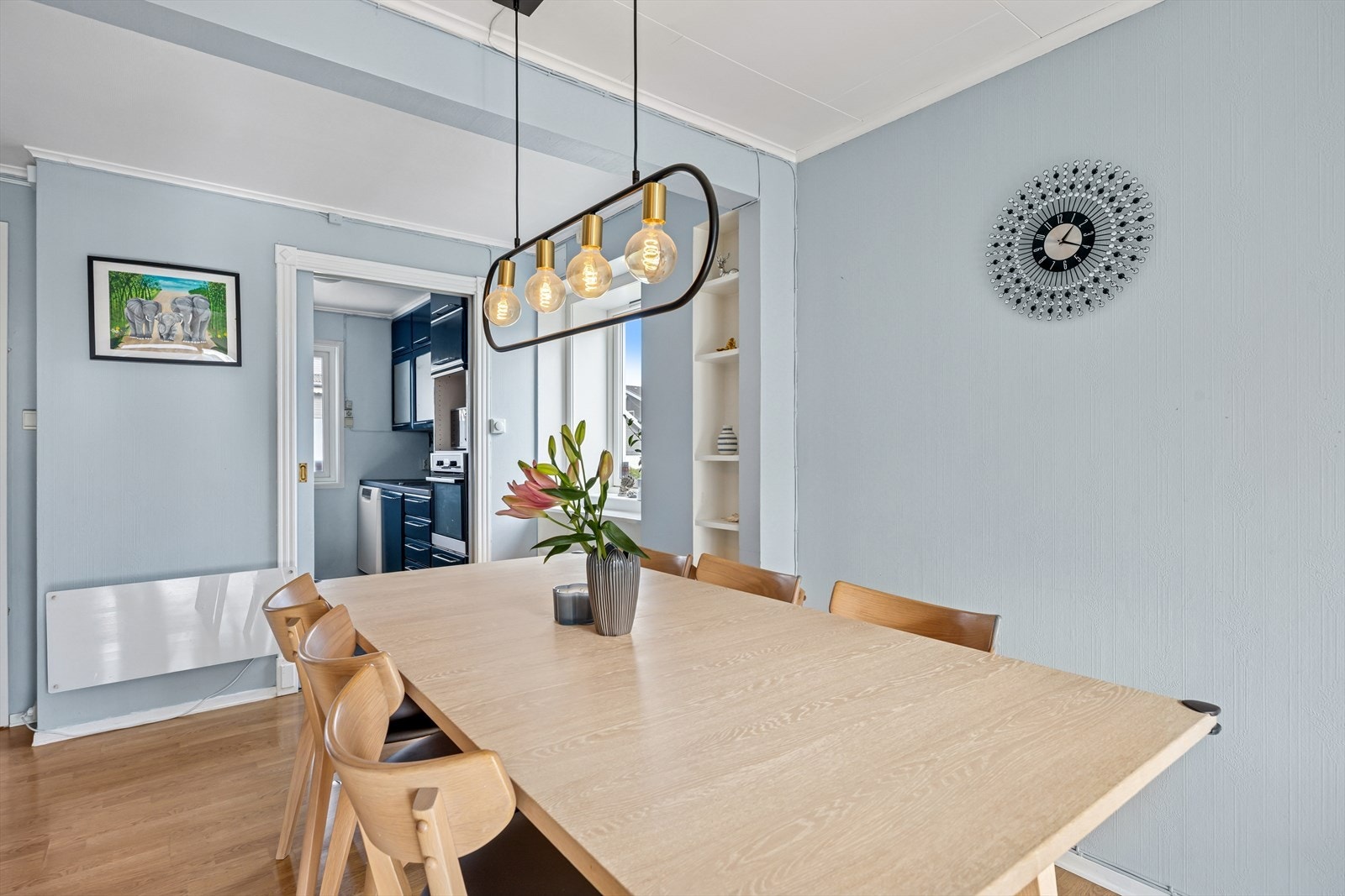 I tilknytning til kjøkkenet, kan spisebord enkelt plasseres - her kan gode måltider nytes. Galleribilde