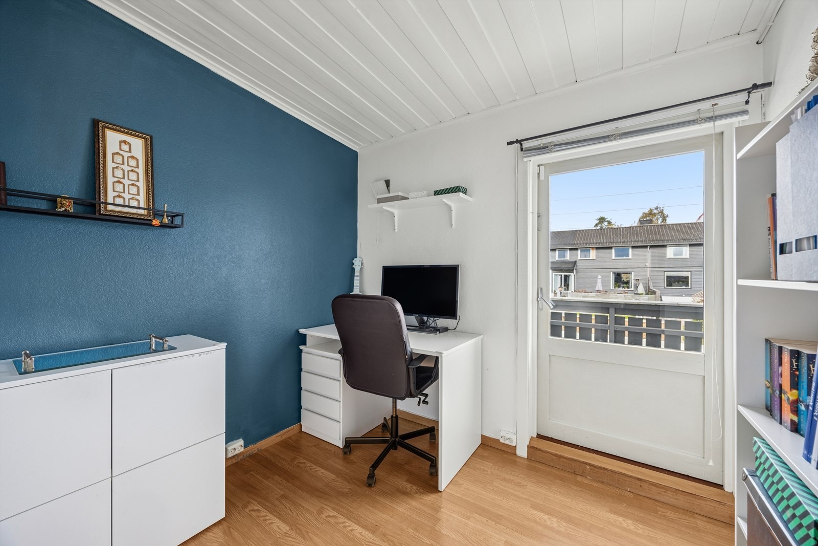 Det ene soverommet har direkte utgang til en lufte balkong. Balkongen er ikke godkjent, se mer pkt. ferdigattest. Galleribilde