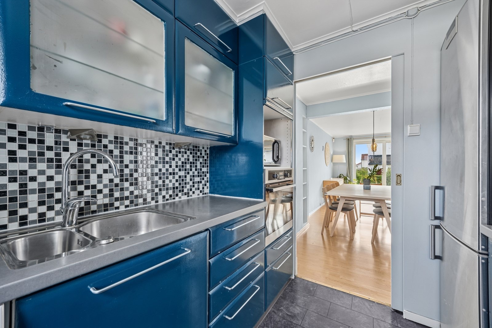 Vegger over benkeplate er flislagt, praktisk ved matlaging. Galleribilde