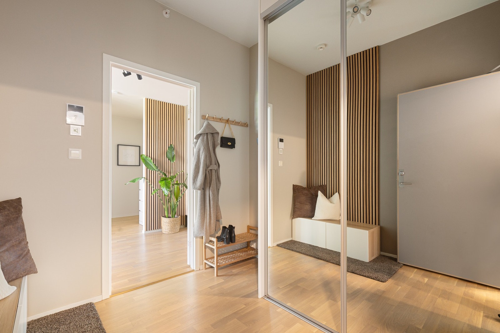 Lekker og romslig gang med integrert skyvedørsgarderobe med speildører Galleribilde