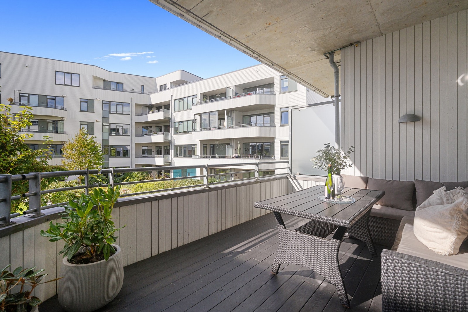 Leiligheten ligger i andre etasje med luftig utsikt mot vest. Balkong på ca. 12 kvm. Galleribilde