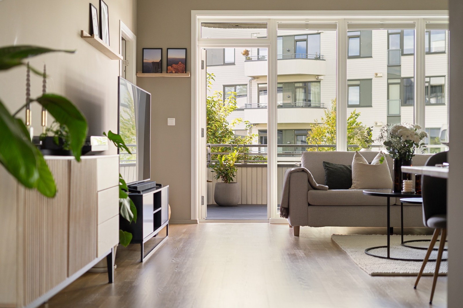 Leiligheten er gjennomgående og har dermed rikelig med naturlig lysinnslipp Galleribilde
