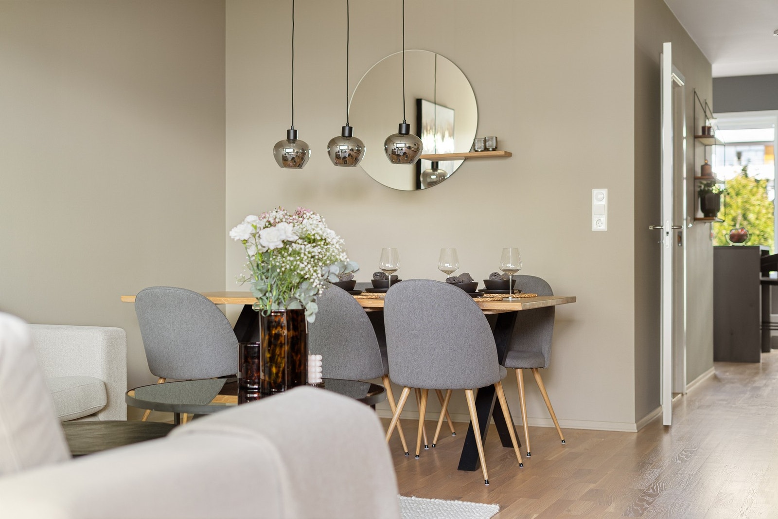 Det er en flott atmosfære i leiligheten med vegger malt i varme og tidsriktige farger. Her er det god plass til et spisebord og langbord ved gjester på besøk. Galleribilde