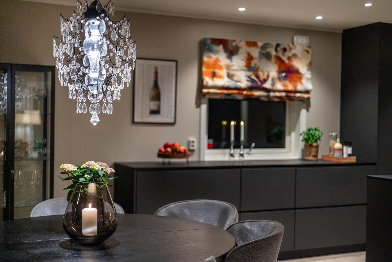 Her smelter oppholdsrommene sømløst sammen og skaper en naturlig møteplass for familie og venner. Galleribilde