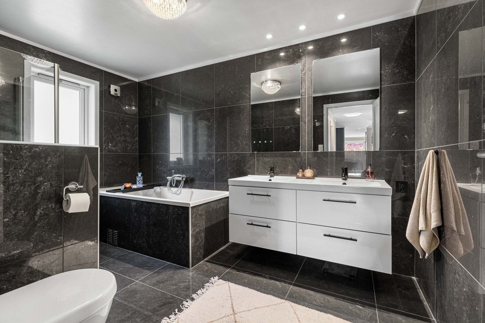 Her er både gulv og vegger kledd med lekre grå fliser. Galleribilde