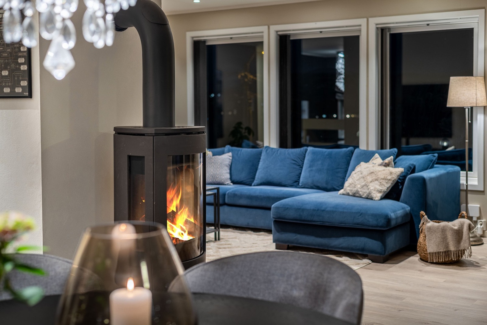 Stuen fremstår som et lyst og innbydende rom med gode muligheter for variert og fleksibel møblering. Galleribilde