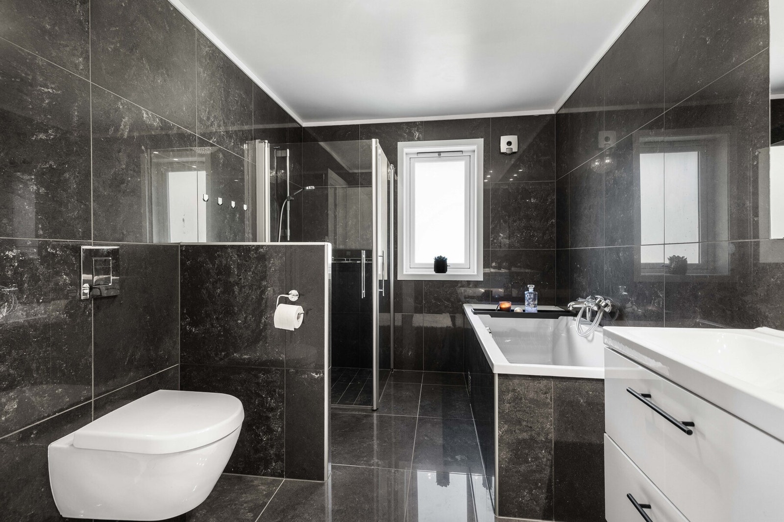 Badet i første etasje ble pusset opp i 2011/2012 og fremstår som moderne og delikat. Galleribilde