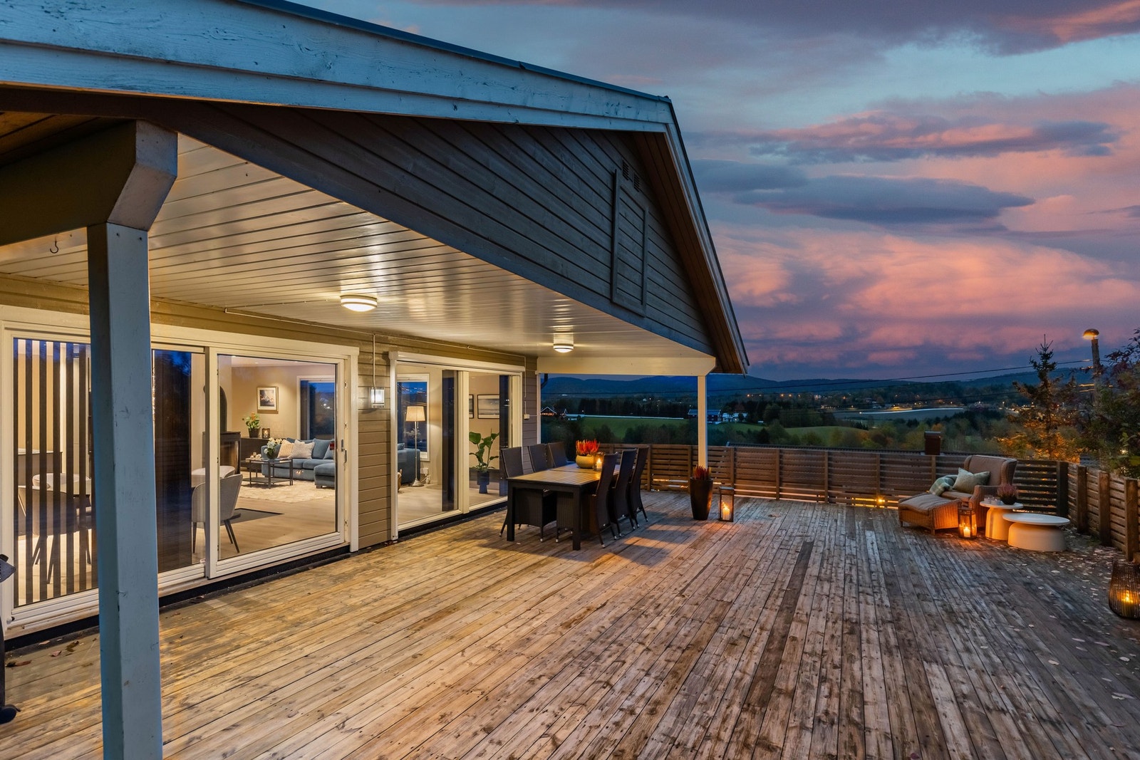 Fra stuen er det utgang til en herlig terrasse. Galleribilde