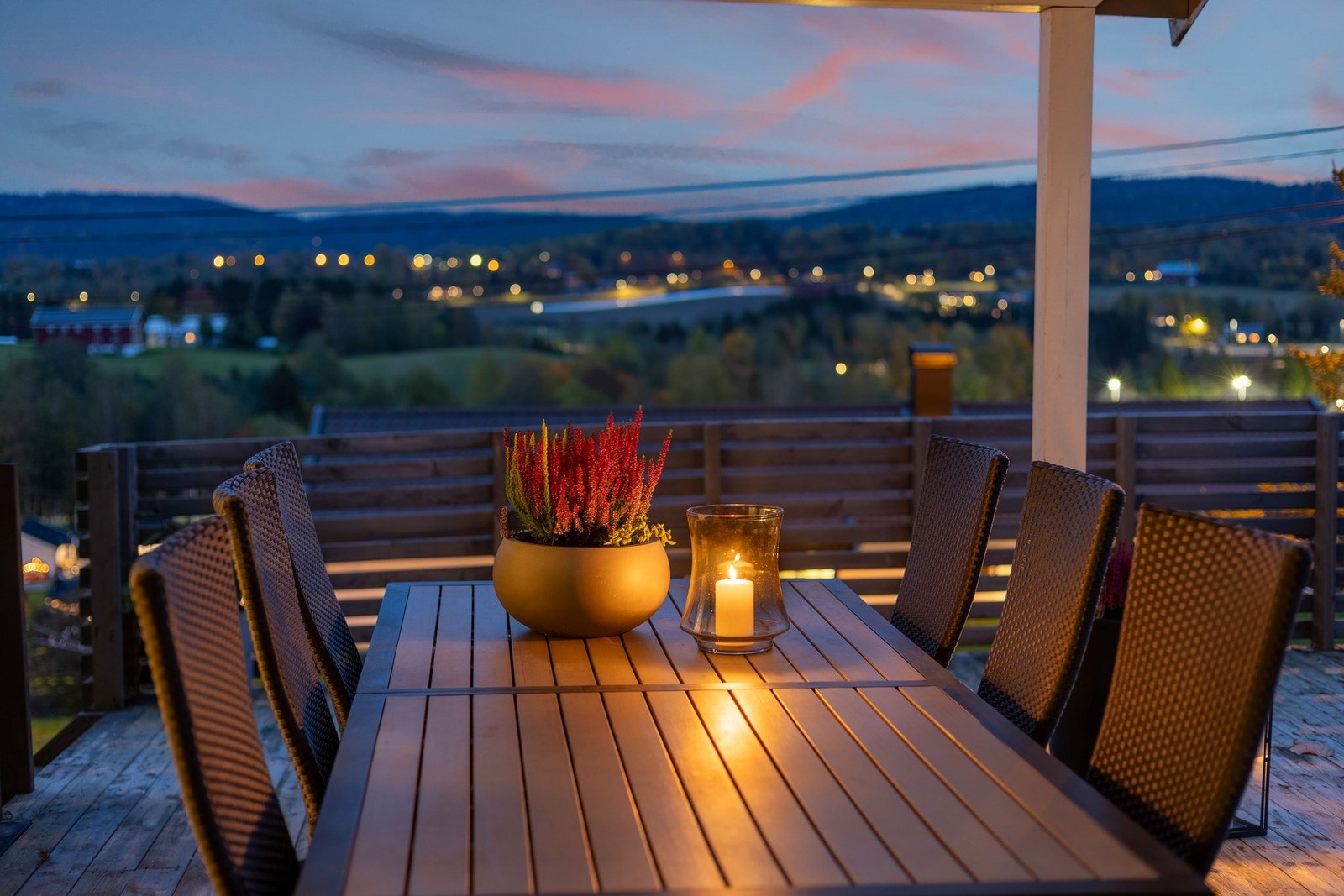 Nyt herlig utsikt rundt middagsbordet. Galleribilde