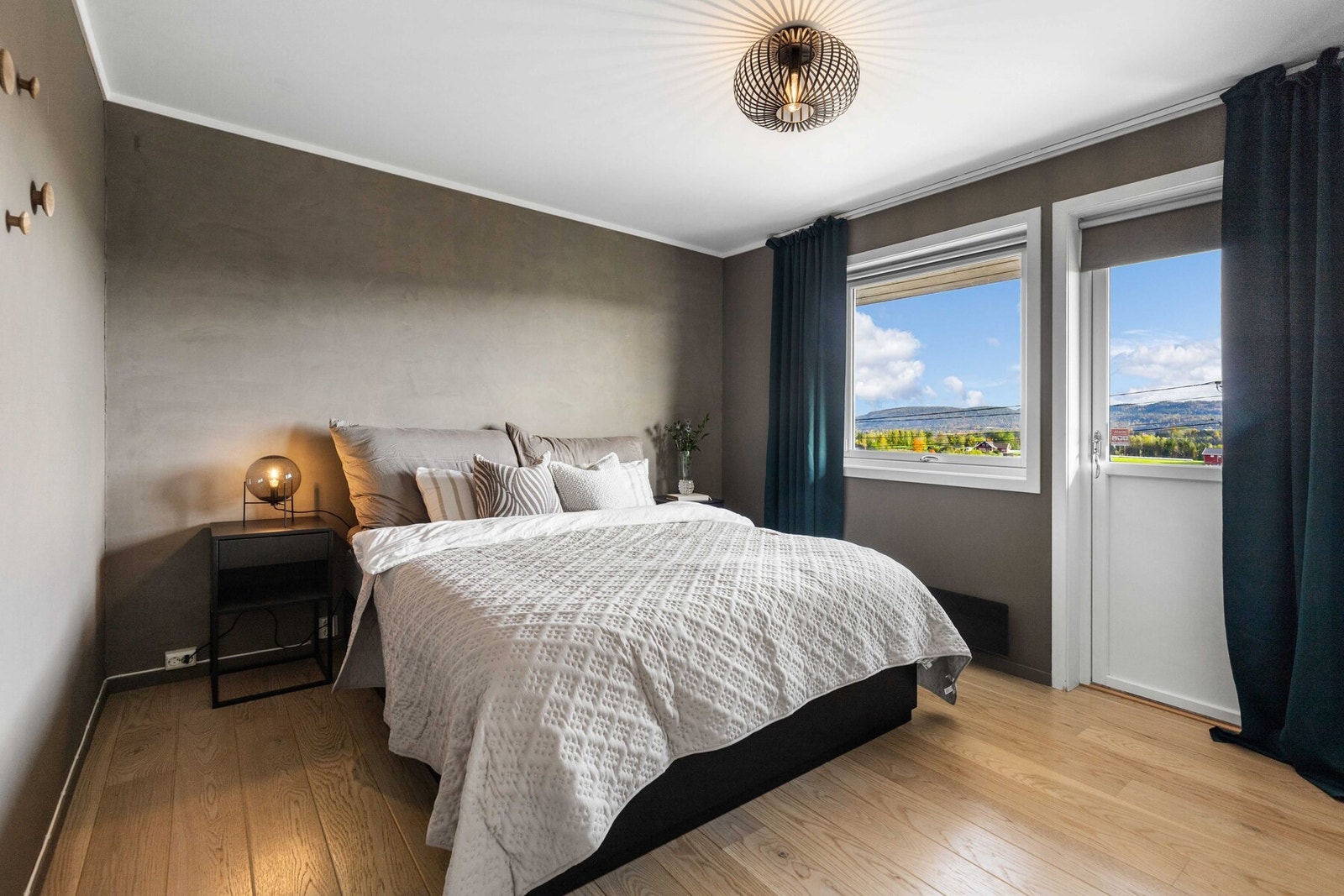 Boligen har flere seks soverom, fordelt over begge etasjer - to soverom ligger i første etasje og fire i underetasjen. Galleribilde