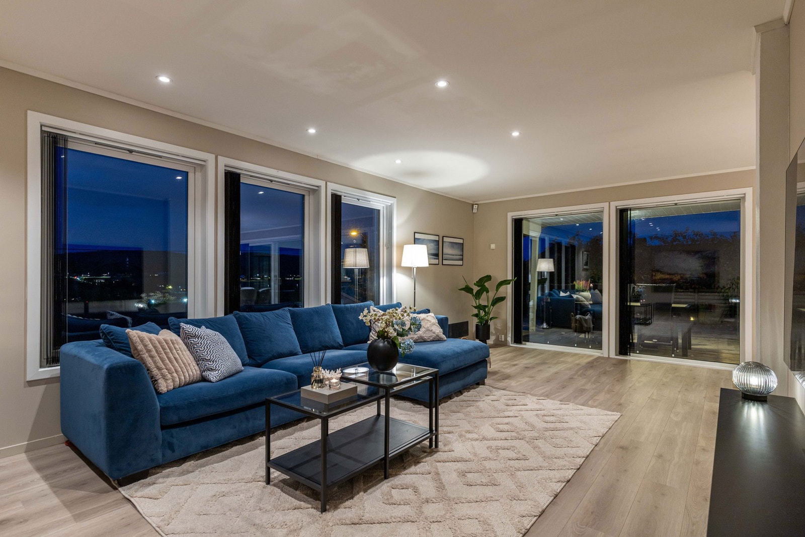 De store vindusflatene slipper inn rikelig med naturlig lys og gir rommet en åpen og luftig atmosfære. Galleribilde