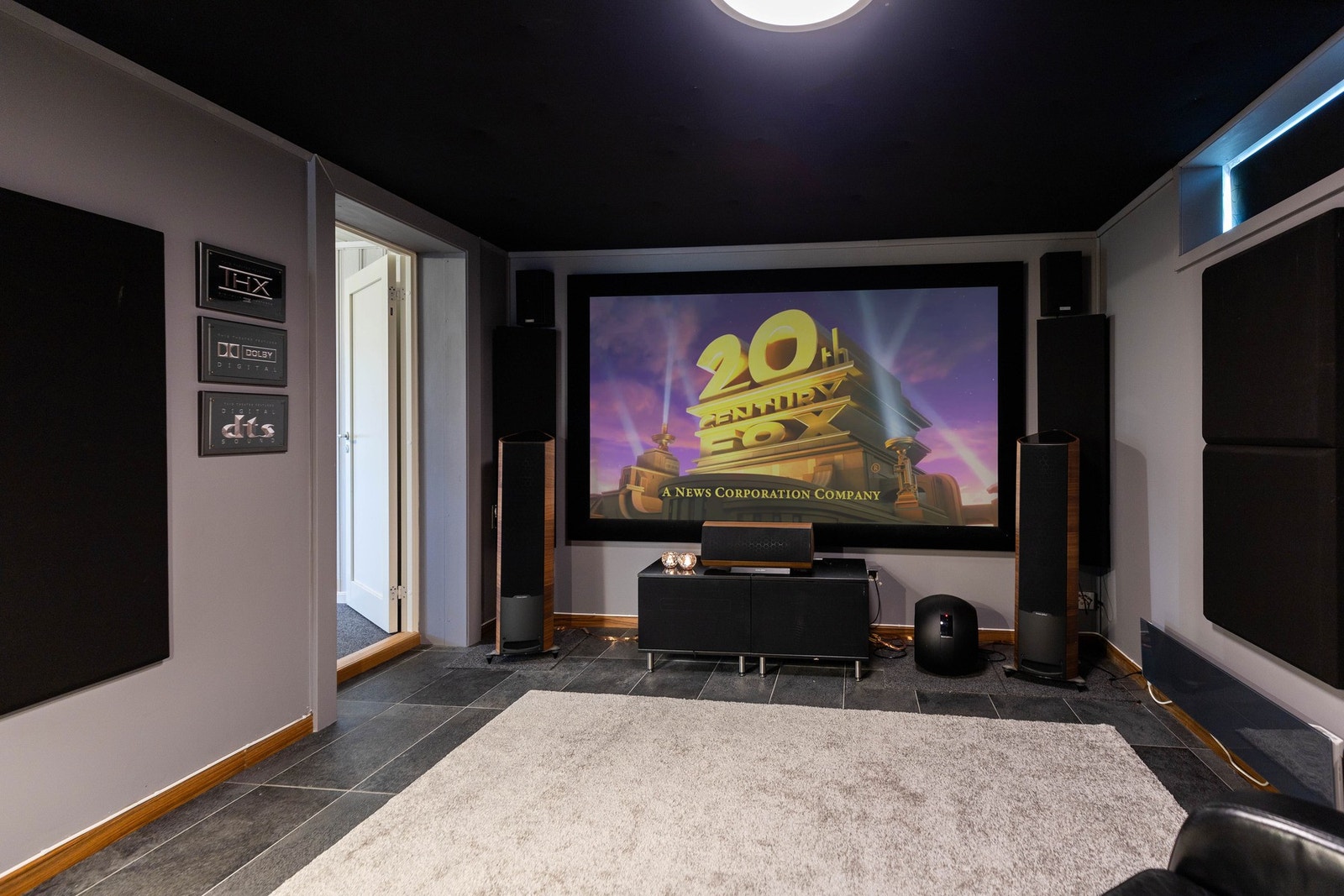 Et stiling rom er innredet som et kinorom. Galleribilde