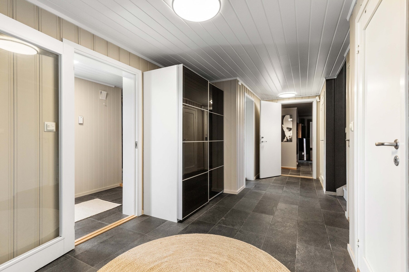 I underetasjen er det fliser på gulv, samt gulvvarme. Galleribilde