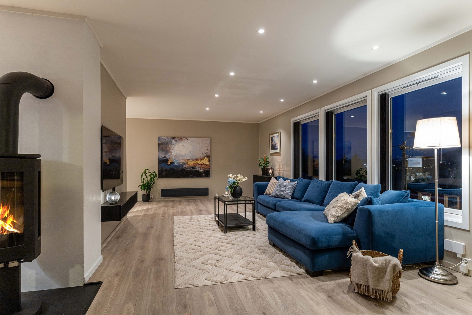 Her er det rikelig plass til både en komfortabel sofagruppe og et romslig spisebord, noe som gjør rommet ideelt for både avslapning og hyggelige måltider. Galleribilde