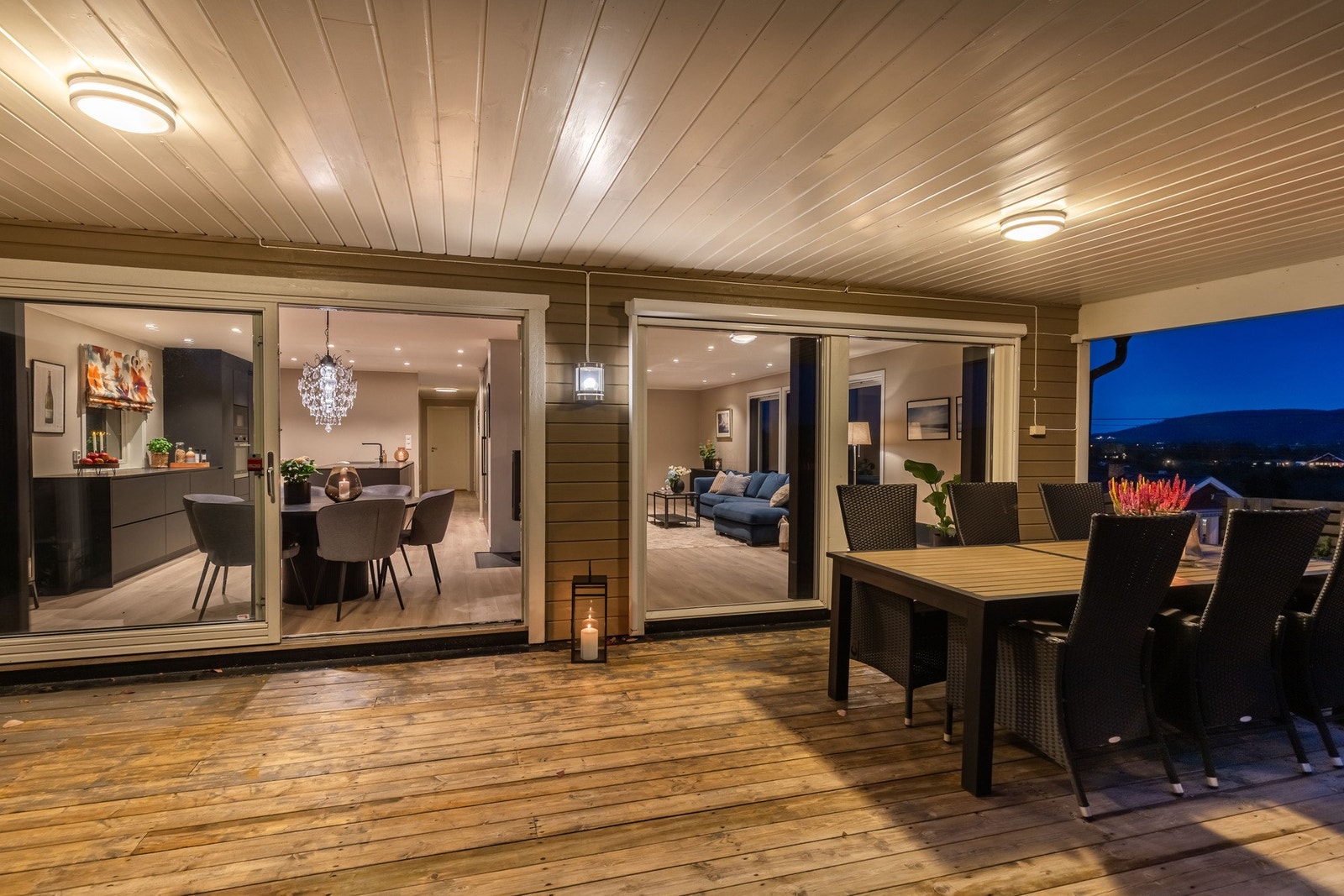 Deler av terrassen har takoverbygg og det er installert utebelysning. Galleribilde