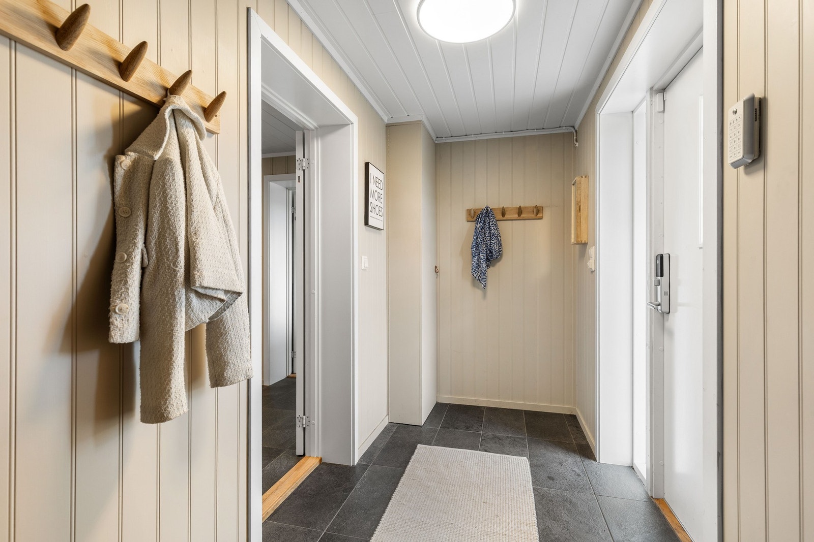 Innenfor døren har man en romslig entre med god plass til garderobeløsninger, knagger etc. Galleribilde