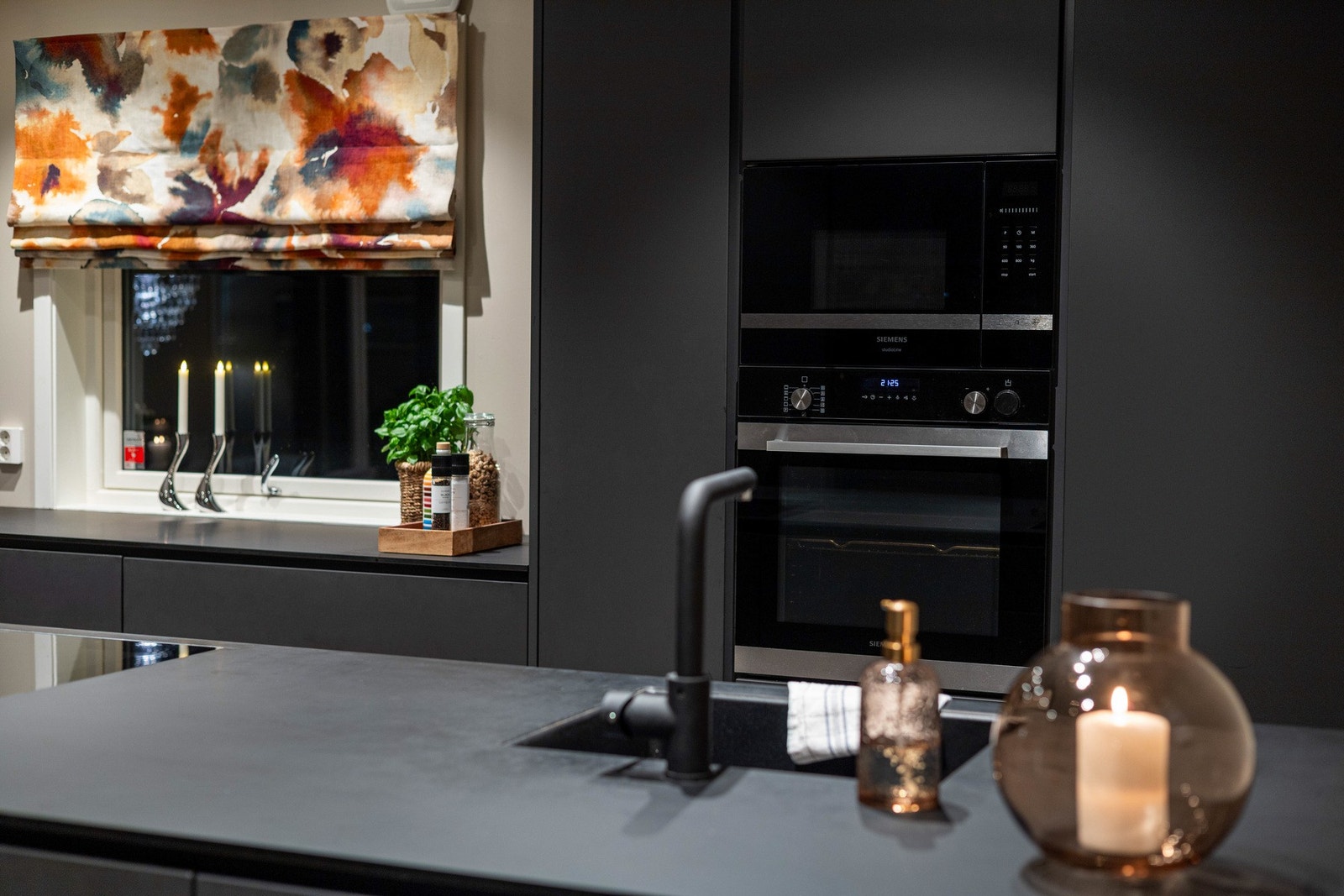 Øyen fungerer som et naturlig samlingspunkt og gjør kjøkkenet til en svært sosial del av hjemmet. Galleribilde