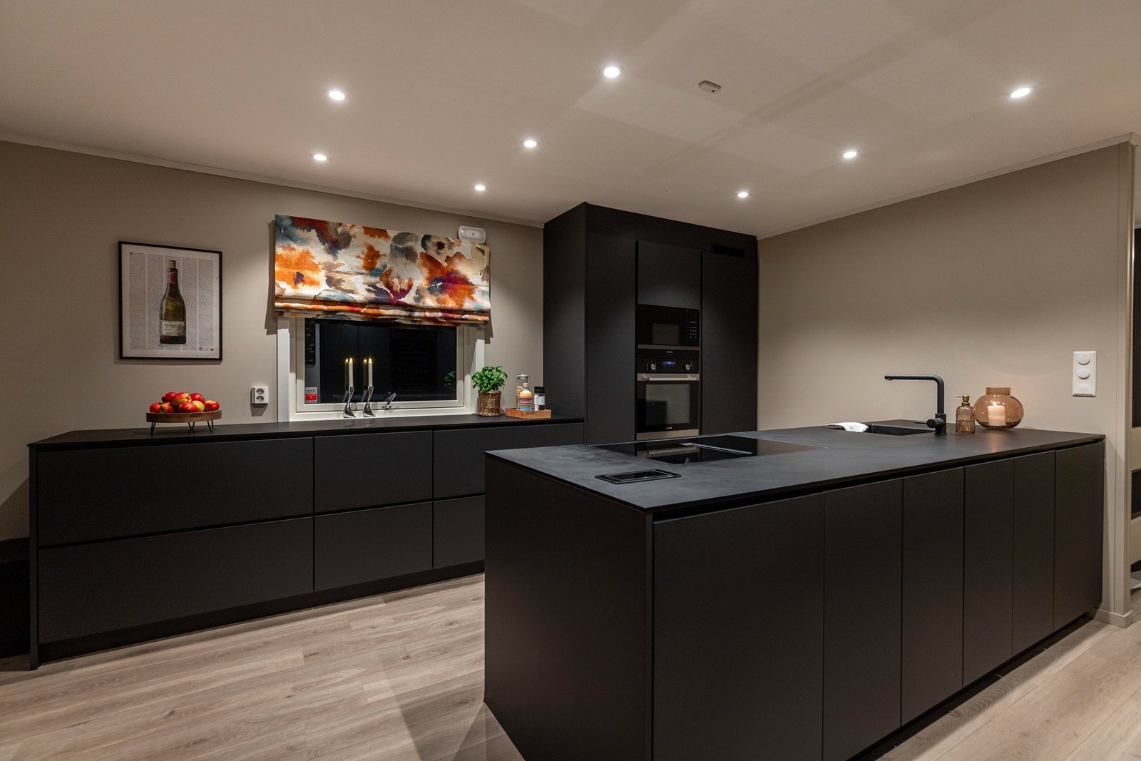 De mørke frontene gir et stilrent og tidløst uttrykk, mens benkeplaten i kompositt med nedfelt utslagsvask sørger for en robust og praktisk arbeidsflate. Galleribilde