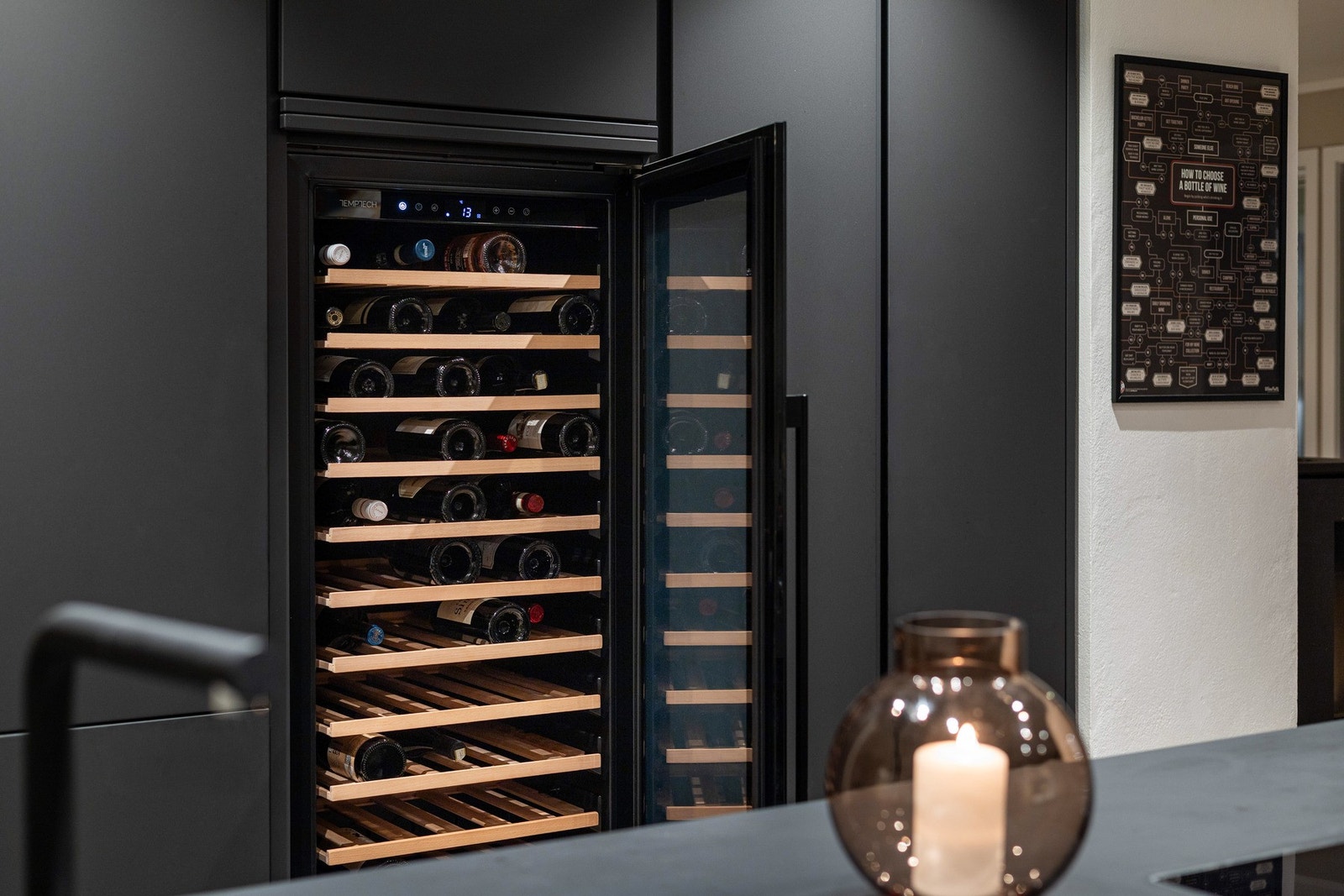 Av integrerte hvitevarer medfølger oppvaskmaskin, kjøleskap, fryseskap, vinskap, micro, komfyr og platetopp. Galleribilde