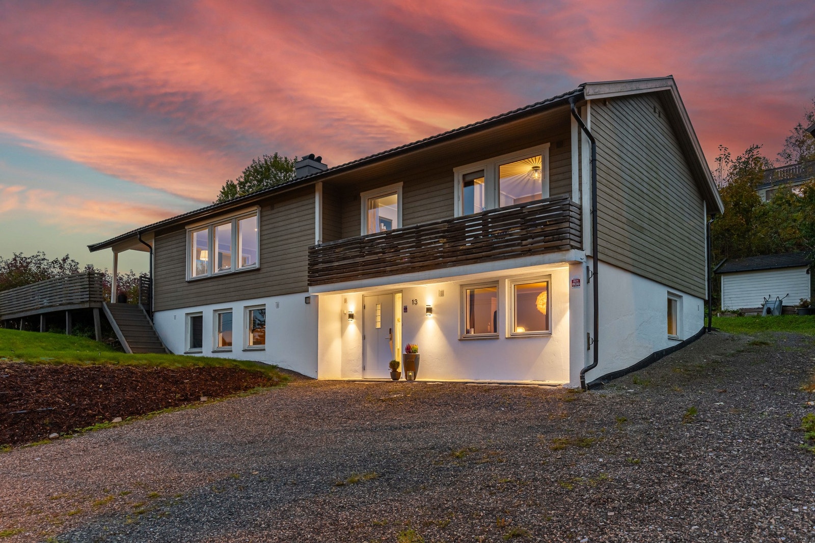 Privatmegleren ved Magnus Fevang Landgraff har gleden av å presentere denne tiltalende og romslige eneboligen med panorama utsikt beliggende i Klevjerhagen i Sande. Galleribilde