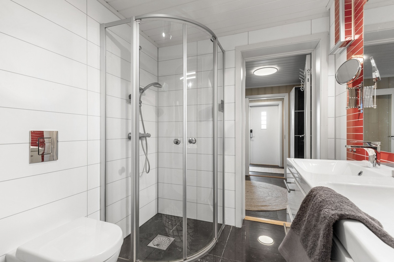 Her finner du baderomsinnredning med heldekkende servant og skuffer under, samt speil med lys over. Galleribilde