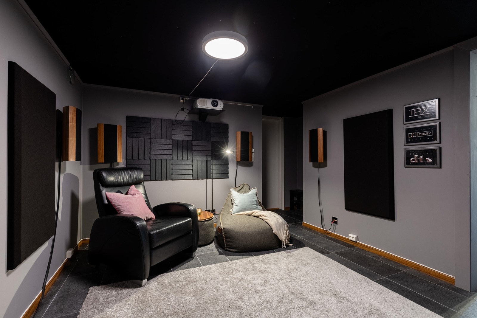 I underetasje er det laget et stilig kinorom som er lydisolert. Galleribilde