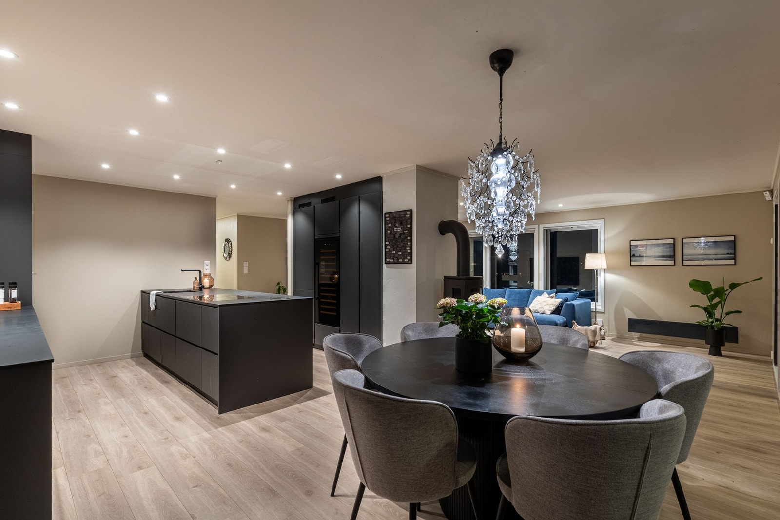 Kjøkkenet, levert fra Kvik i 2021, fremstår som moderne, delikat og svært gjennomført i både design og funksjonalitet. Galleribilde