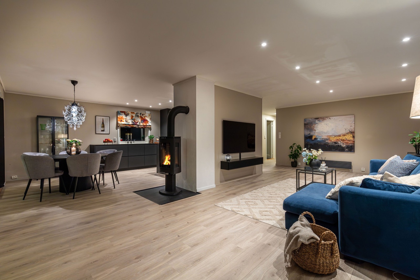 I første etasje finner du et stilrent og nyoppusset kjøkken fra Kvik, som sammen med stue og spisestue utgjør en luftig og sosial sone med plass til hele familien. Galleribilde