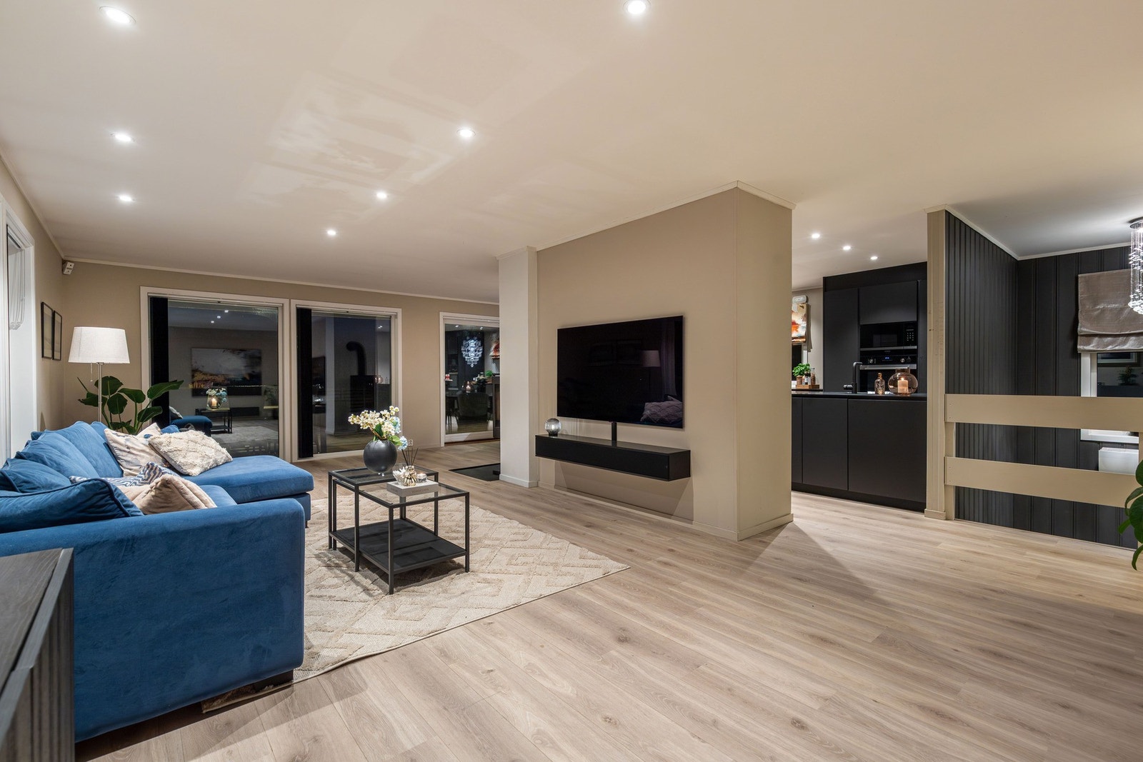 Gulvet er belagt med laminat som gir en praktisk og varig overflate, mens de nøytrale veggfargene skaper et tidløst og elegant utgangspunkt for videre innredning. Galleribilde