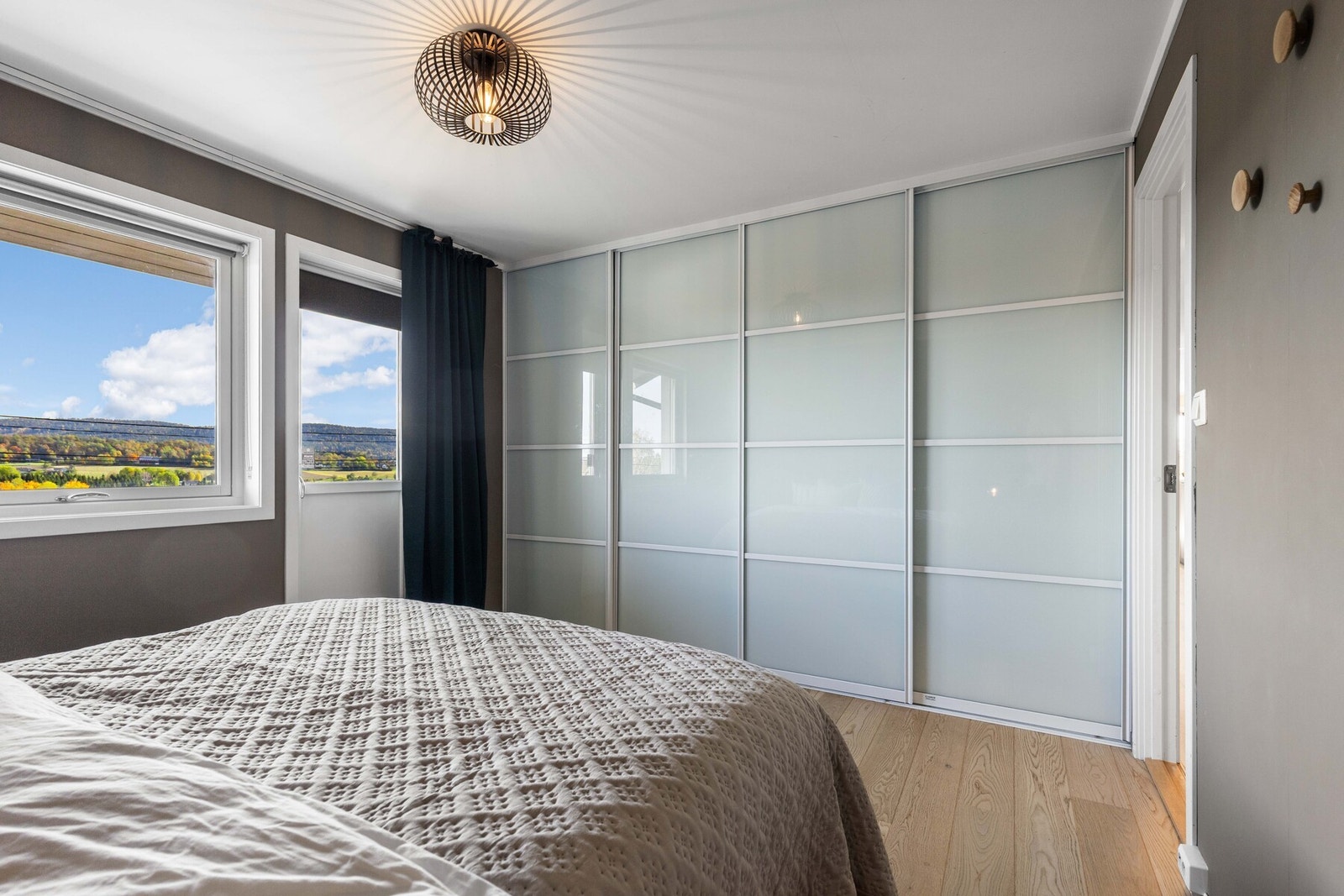 Hovedsoverommet har tilhørende garderobeskap og utgang til terrasse. Galleribilde