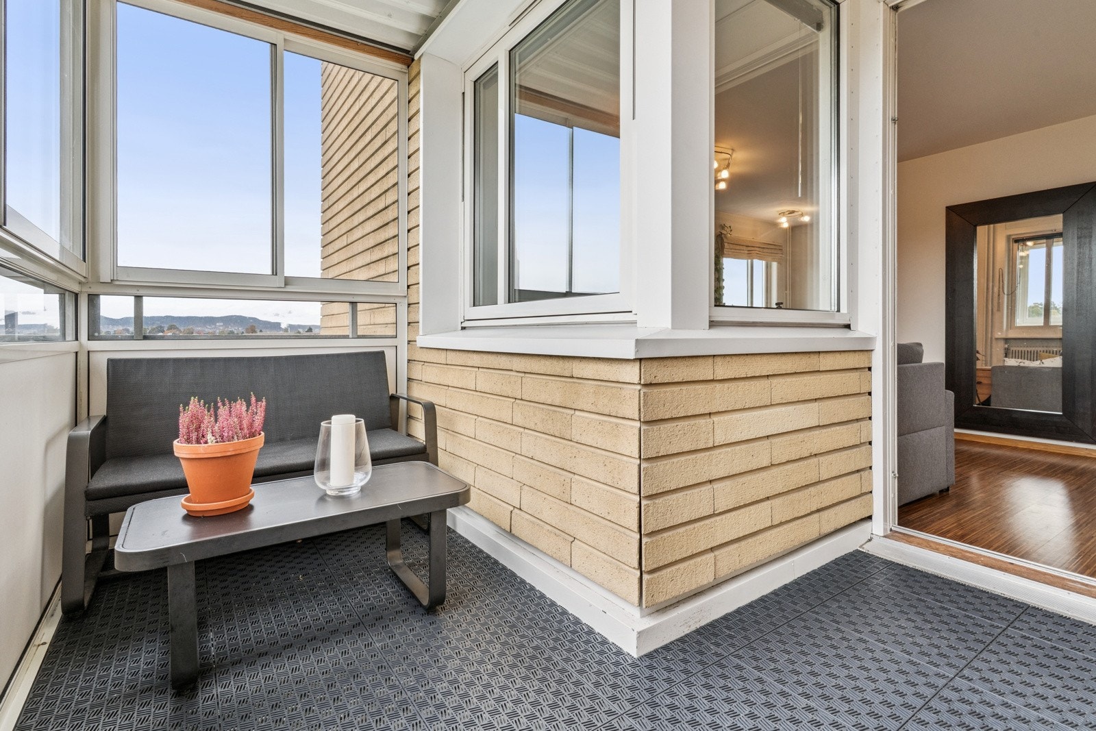 Syd-vestvendt, innglasset balkong på 7 m² - perfekt for helårsbruk. God plass til en hyggelig sittegruppe og evt grill. Galleribilde
