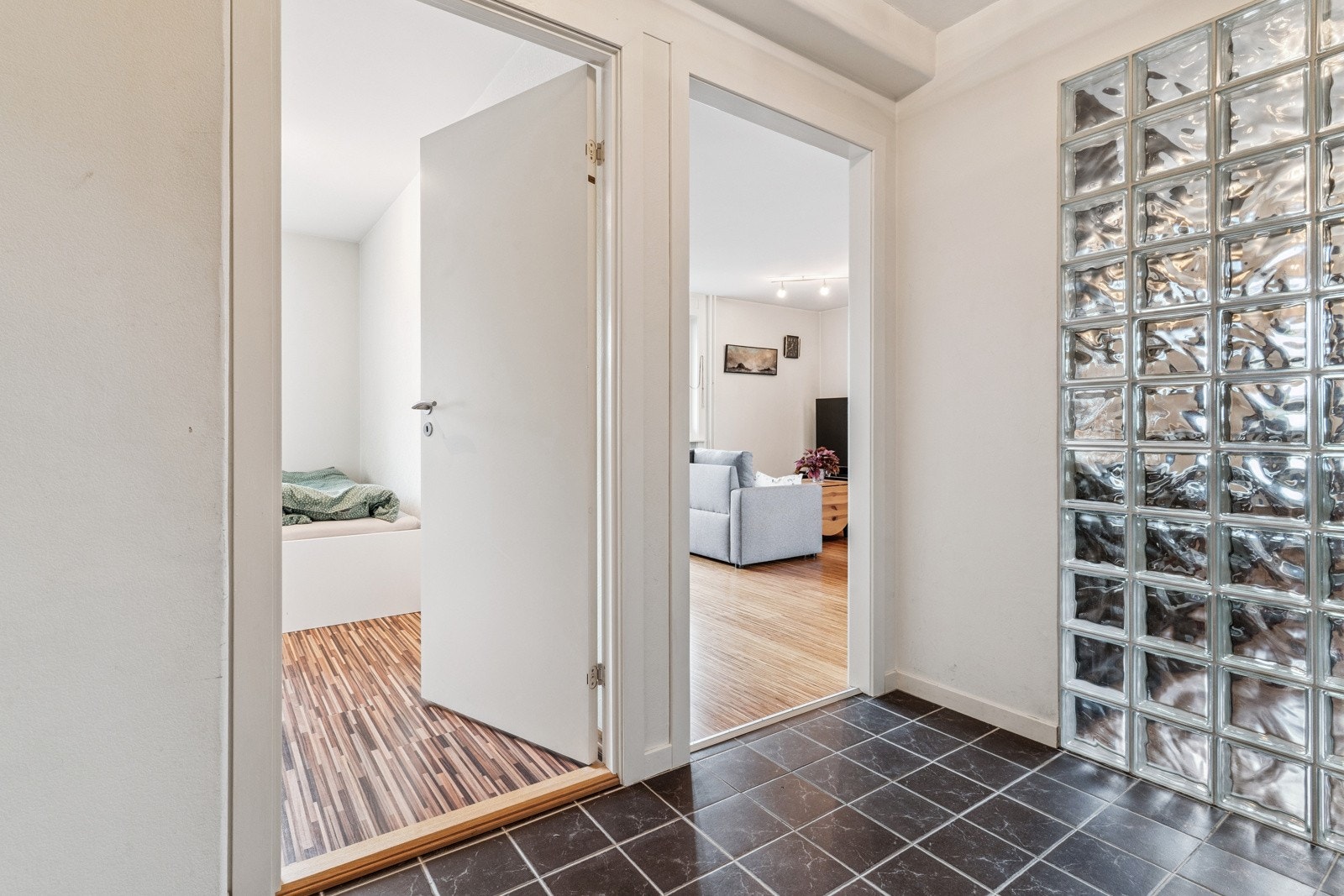 Lys og innbydende entré med plass til garderobe og oppbevaring. Galleribilde
