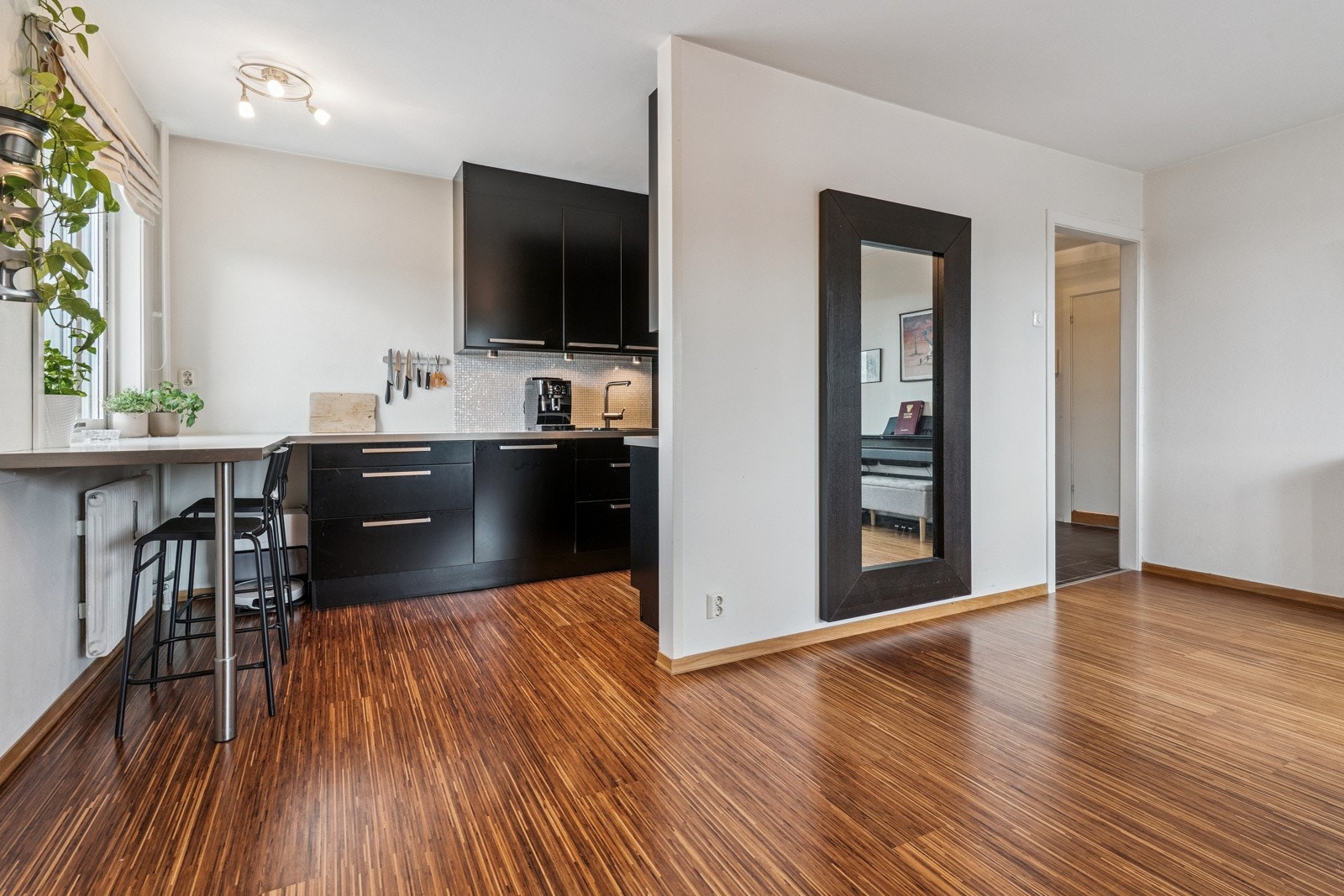 Romslig stue med plass til spisebord. Galleribilde