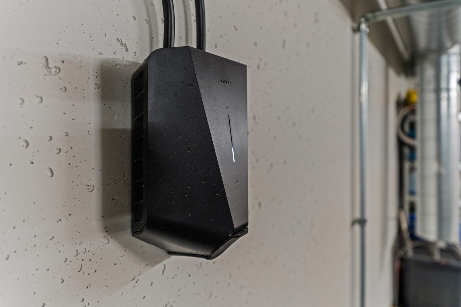 Det er montert elbillader på parkeringsplassen tilhørende leiligheten. Galleribilde