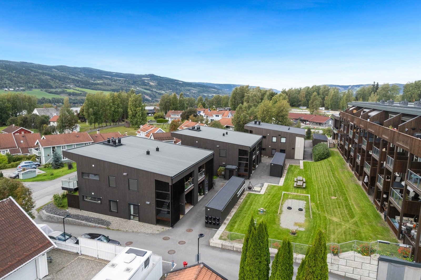 Eiendommen ligger på en pent opparbeidet felles tomt på ca. 1 293 m². Fellesområdene er tilrettelagt for både voksne og barn, med gangstier, sitteplasser og lekearealer som inviterer til sosialt samvær og rekreasjon. Galleribilde